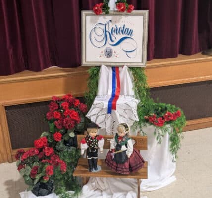 korotan display with small dolls and flowers
