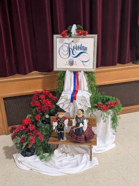korotan display with small dolls and flowers